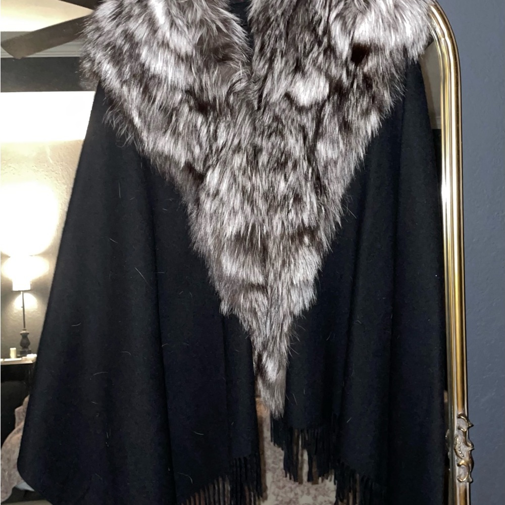 Elegant Black Cape with Faux Fur Collar